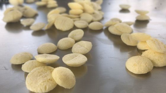 मकई पफ स्नैक बनाने की मशीन अवकाश स्नैक प्रसंस्करण 12 महीने की वारंटी