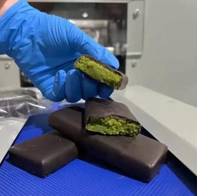 घुमावदार कैंडी चावल बार / चॉकलेट बार बनाने और काटने के साथ मशीन बनाना